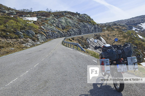 Enduro Motorrad an einer Landstraße  Turtagro  Norwegen  Skandinavien  Europa