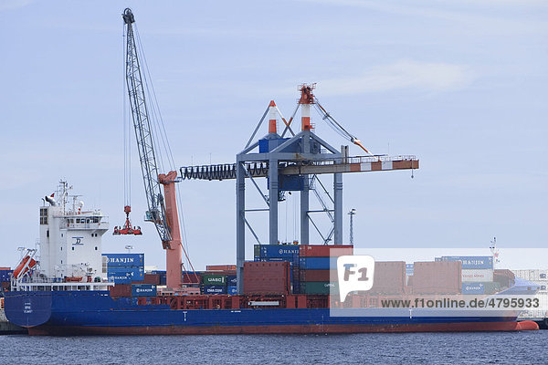 Containerschiff bei der Beladung im Hafen von Larvik  Norwegen  Skandinavien  Europa