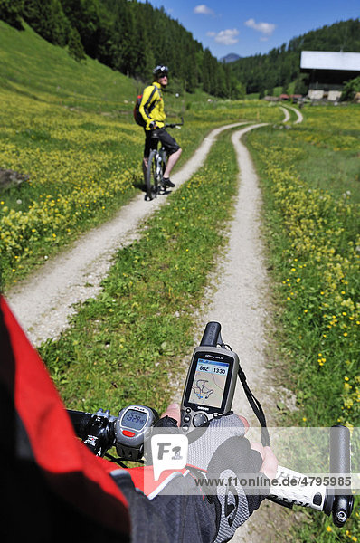 Mountainbiker mit GPS-Gerät am Lenker  Reit im Winkl  Bayern  Deutschland  Europa