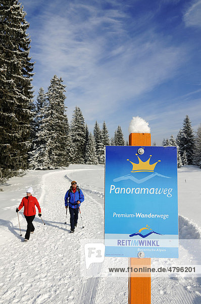 Wanderer  Schild  Panoramaweg  Winterwanderung auf dem ersten Premium-Winterwanderweg Deutschlands  Hemmersuppenalm  Reit im Winkl  Bayern  Deutschland  Europa