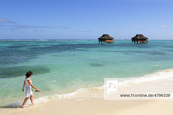 Frau geht Strand entlang  Raffles Resort  Canouan Island  Saint Vincent  Karibik