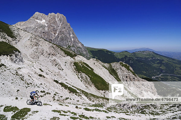 Mountain biker on Corno Grande near Casale San Nicola  Campo Imperatore  Gran Sasso National Park  Abruzzo  Italy  Europe