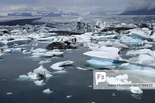 Eisberge im Gletschersee Jökuls·rlÛn  Island  Europa