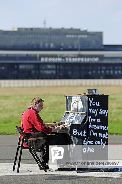 Kunstinstallation mit einem Klavier und Bild von John Lennon auf dem Gelände des ehemaligen Flughafens Tempelhof  2010 eröffneter Park auf dem Tempelhofer Feld  Kreuzberg  Neukölln  Tempelhof  Berlin  Deutschland  Europa