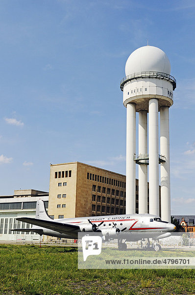 Radarturm und altes Flugzeug auf dem Gelände des ehemaligen Flughafens Tempelhof  2010 eröffneter Park auf dem Tempelhofer Feld  Kreuzberg  Neukölln  Tempelhof  Berlin  Deutschland  Europa