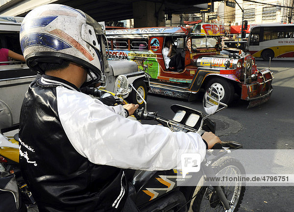 Jeepney Taxi und Motorradfahrer in Manila  Philippinen  Südostasien