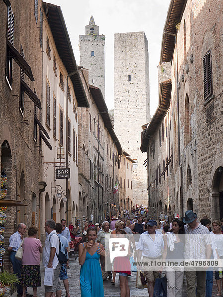 Mittelalterlicher Stadtkern  hinten Geschlechtertürme  San Gimignano  Toskana  Italien  Europa