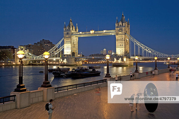 Tower Bridge und Queen's Walk  London  England  Großbritannien  Europa