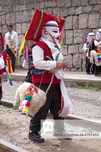 Verkleideter Mann bei einem Umzug in Aguas Calientes  Peru  Südamerika