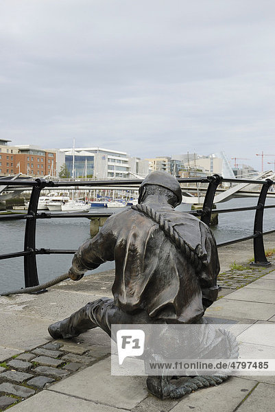Bronzeskulptur eines Hafenarbeiters am Ufer des Liffey River  alte Docks  Dublin  Republik Irland  Europa