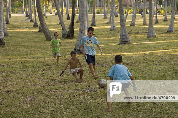 Kinder spielen Coco Fußball  Rangiroa  Tuamotu-Archipel  Französisch-Polynesien  Süd-Pazifik