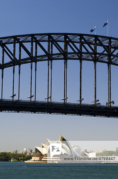 Sydney Opera House  Opernhaus  mit der Sydney Harbour Bridge  Sydney  Bundesstaat New South Wales  Australien