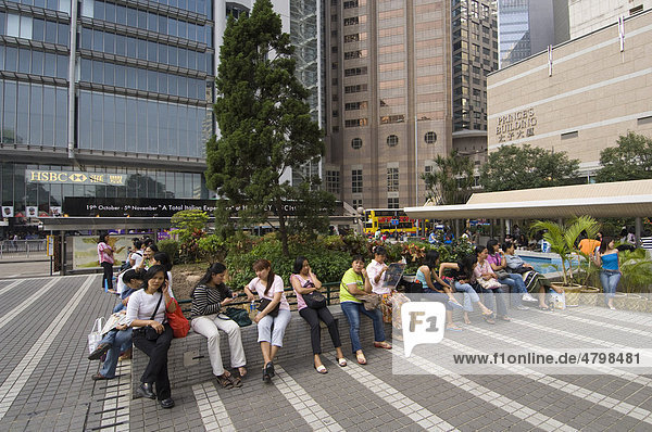 Philippinische Hausangestellte versammeln sich sonntags im Stadtviertel Central District  Hongkong  China  Asien