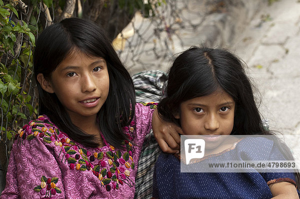 Zwei Mädchen  Porträt  Santa Catarina Palopo  Lago de Atitlan  Guatemala  Zentralamerika