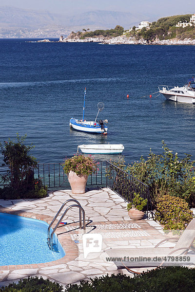 Ferienhaus mit Pool  Blick auf Kassiopi  Insel Korfu  Nordost-Korfu  Ionische Inseln  Griechenland  Südeuropa  Europa