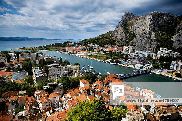 Stadt Omiö und Fluss Cetina  Kroatien  Europa