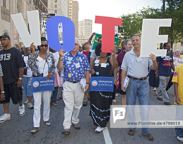 Demonstranten mit Buchstaben  fordern zum Wählen auf  Marsch für Jobs  Gerechtigkeit und Frieden  Detroit  Michigan  USA  Amerika