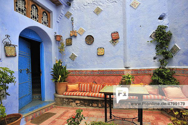 Eingangstür zu einem Haus mit Sitzecke und Grünpflanzen  Chefchaouen  Rif-Gebirge  Marokko  Afrika