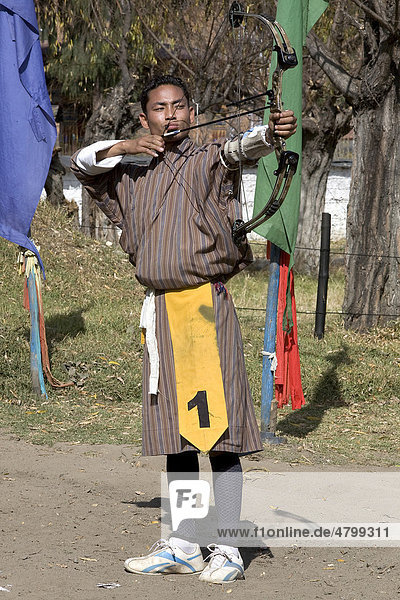 Bogenschießen  Schütze peilt auf 140m entferntes Ziel  Nationalsport  Thimphu  Bhutan  Königreich Bhutan  Südasien