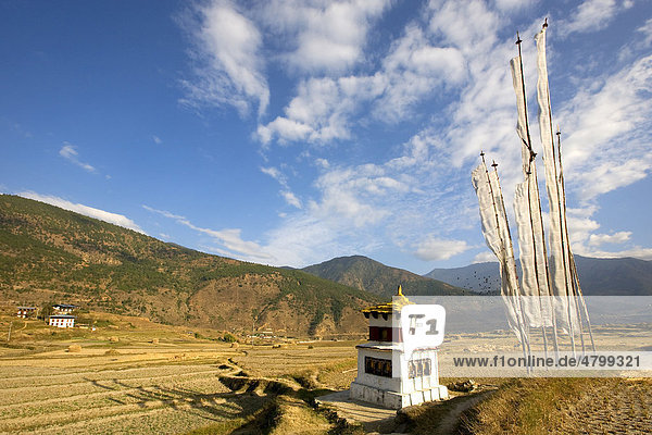 Landschaft beim Lhakhang Tempel  Chorten und Gebetsfahnen. Punakha  Bhutan  Königreich Bhutan  Südasien