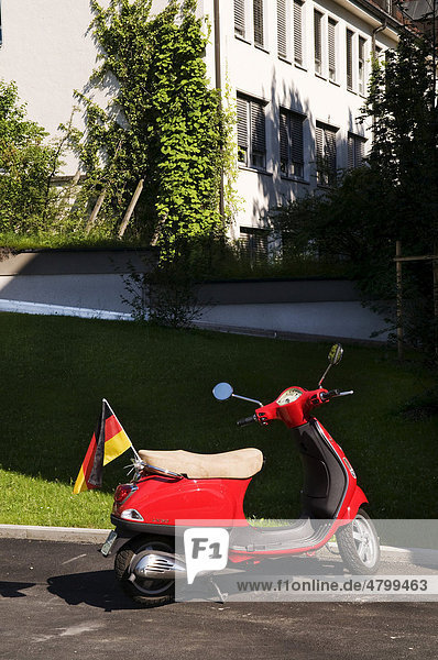 Roter Motorroller mit Deutschlandfahne  München  Bayern  Deutschland  Europa