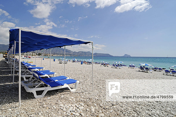 Leere  blaue Liegestühle  Sonnenschirme  Kieselstrand  Albir  Altea  Costa Blanca  Provinz Alicante  Spanien  Europa