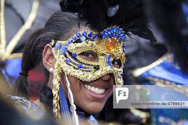 Junge Frau mit einer venezianischen Gesichtsmaske  Notting Hill Carnival  Karneval  London  England  Großbritannien  Europa
