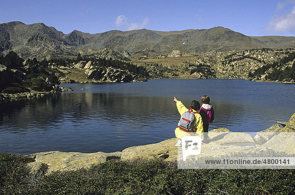 Frau und Kind schauen auf einen See  Carlit-Massiv  DÈpartement PyrÈnÈes-Orientales  Region Languedoc-Roussillon  östliche Pyrenäen  Frankreich  Europa