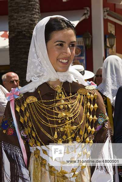 Junge Frau trägt die typische Tracht und den traditionellen Goldschmuck  genannt Emprendada  Ibiza  Spanien  Europa