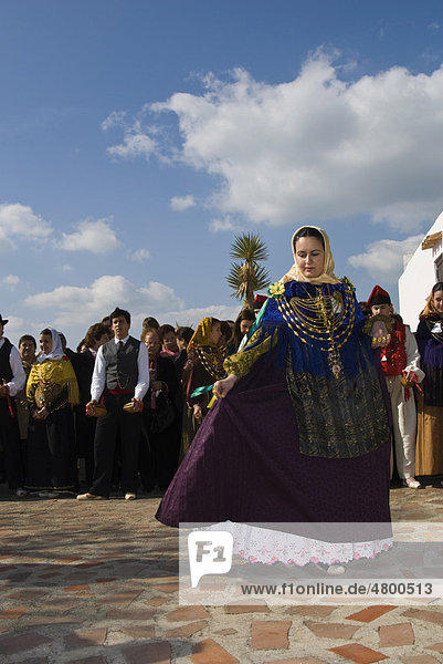 Junge Frau tanzt in traditioneller Tracht  Ibiza  Spanien  Europa