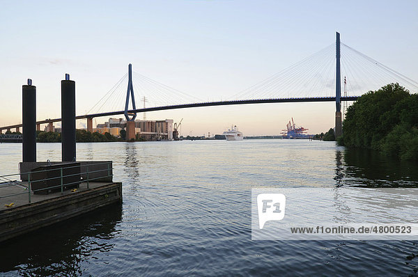 Köhlbrandbrücke an der Süderelbe im Hamburger Hafen  Wilhelmsburg  Hamburg  Deutschland  Europa