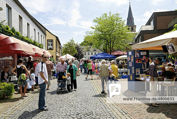 Besucher des Ökomarktes  Bio-Markt im Dorf Lank-Latum  Meerbusch  Nordrhein-Westfalen  Deutschland  Europa