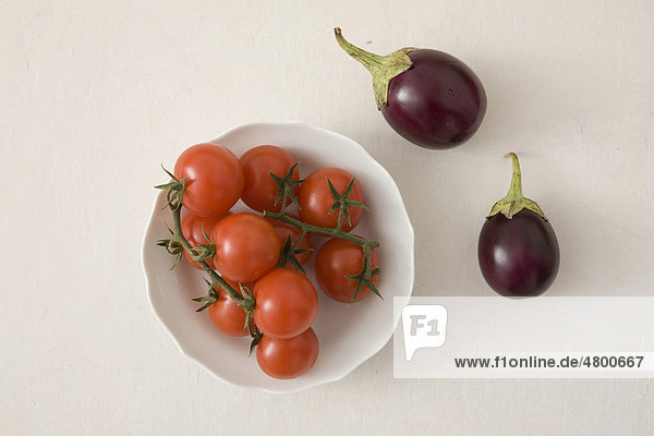 Frische Tomaten und kleine Auberginen