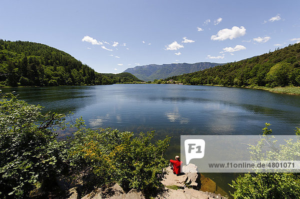 Montiggler See  mit dem Mendelpass  an der Weinstraße  Überetsch  Südtirol  Italien  Europa