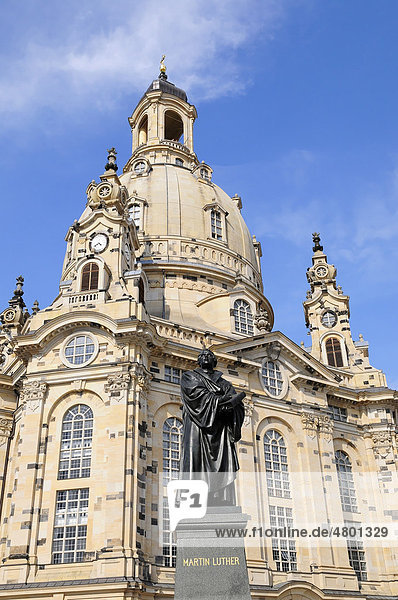 Martin Luther Denkmal  dahinter die Frauenkirche  Dresden  Sachsen  Deutschland  Europa