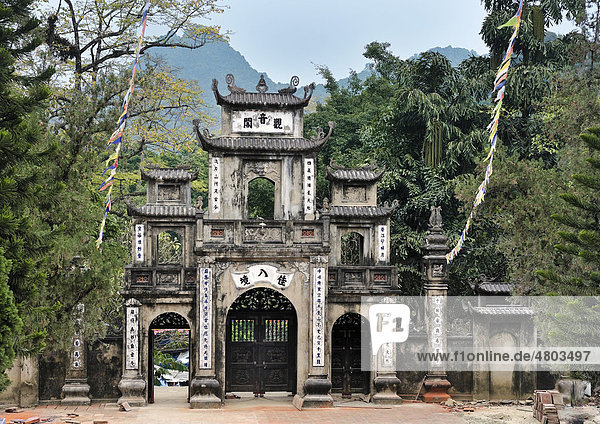 Parfumpagode  bei Ninh Binh  trockene Halong Bucht  Vietnam  Südostasien