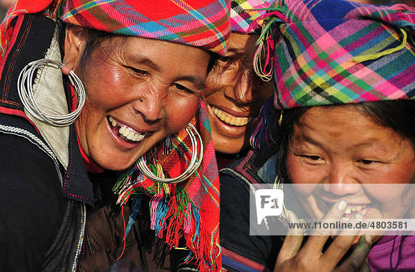 Frauen am Markt von Sapa  Volksgruppe der Schwarzen Hmong  ethnische Minderheit  Sa Pa  Nordvietnam  Vietnam  Asien