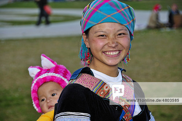 Frau am Markt von Sapa  Volksgruppe der Schwarzen Hmong  ethnische Minderheit  Sa Pa  Nordvietnam  Vietnam  Asien
