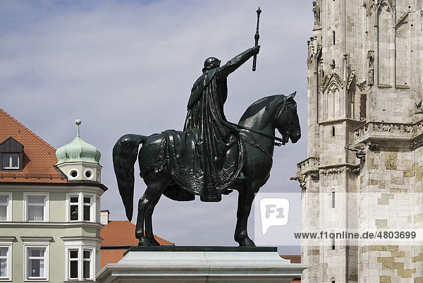Reiterstandbild König Ludwig I  Domplatz  Dom St. Peter  Altstadt  Unesco Weltkulturerbe  Regensburg  Oberpfalz  Bayern  Deutschland  Europa