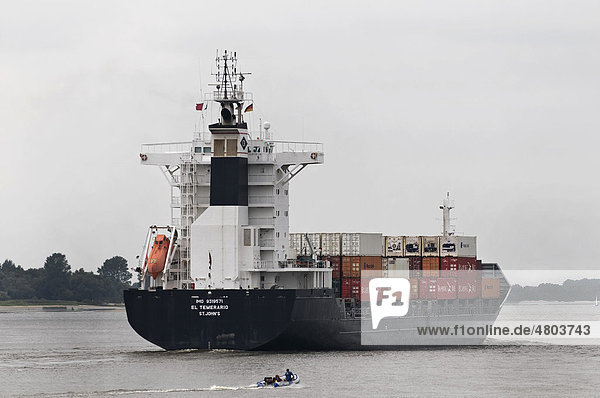 Containerschiff El Temerario auf der Elbe  davor Schlauchboot  Hamburg  Deutschland  Europa