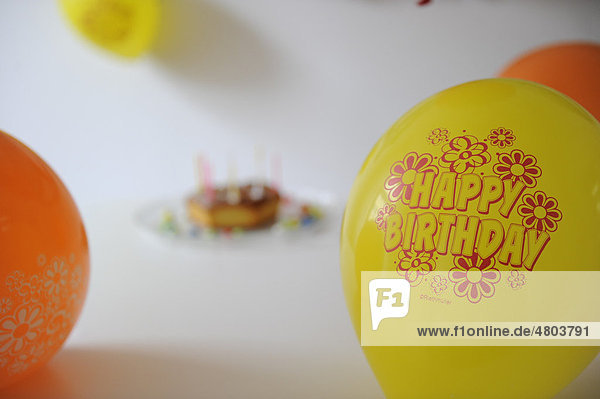 Geburtstagskuchen  Luftballons  Dekoration  Kindergeburtstag