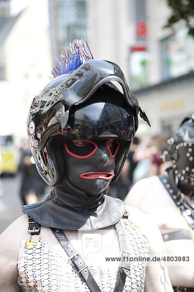 Mann aus der SM Szene mit Maske  Christopher Street Day in Köln  Nordrhein-Westfalen  Deutschland  Europa