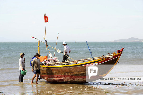 Fischer und Fischerboot am Strand von Mui Ne am Südchinesischen Meer  Südvietnam  Vietnam  Südostasien  Asien