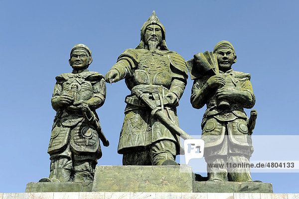 Statue des General Tran Hung Dao mit Yet Kieu und Da Tuong  Phan Thiet  Südvietnam  Vietnam  Südostasien  Asien