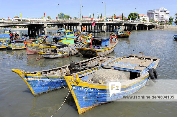 Fischerboote im Hafen von Phan Thiet  Südvietnam  Vietnam  Südostasien  Asien