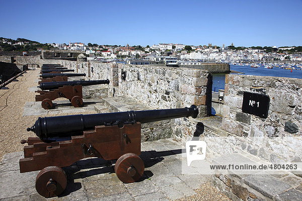 Die Festung Castle Cornet am Hafen  St. Peter Port  Guernsey  Kanalinseln  Europa