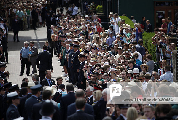 Queen Elisabeth II besucht Wimbledon das erste Mal nach 33 Jahren  Wimbledon Championships 2010  Wimbledon  Großbritannien  Europa