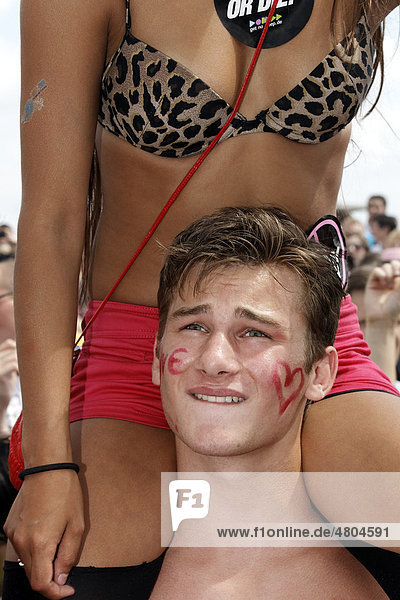 Junger Mann trägt Raverin im Bikini auf den Schultern  Loveparade 2010  Duisburg  Nordrhein-Westfalen  Deutschland  Europa