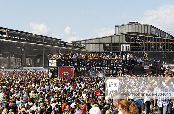 Menschenmassen vor den Hallen des alten Güterbahnhofs  Loveparade 2010  Duisburg  Nordrhein-Westfalen  Deutschland  Europa