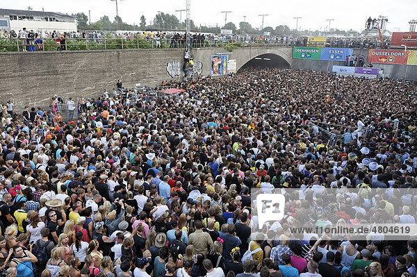 Junge Leute drängen zum Ausgang  stauen sich  Massenpanik mit 21 Toten  Loveparade 2010  Duisburg  Nordrhein-Westfalen  Deutschland  Europa